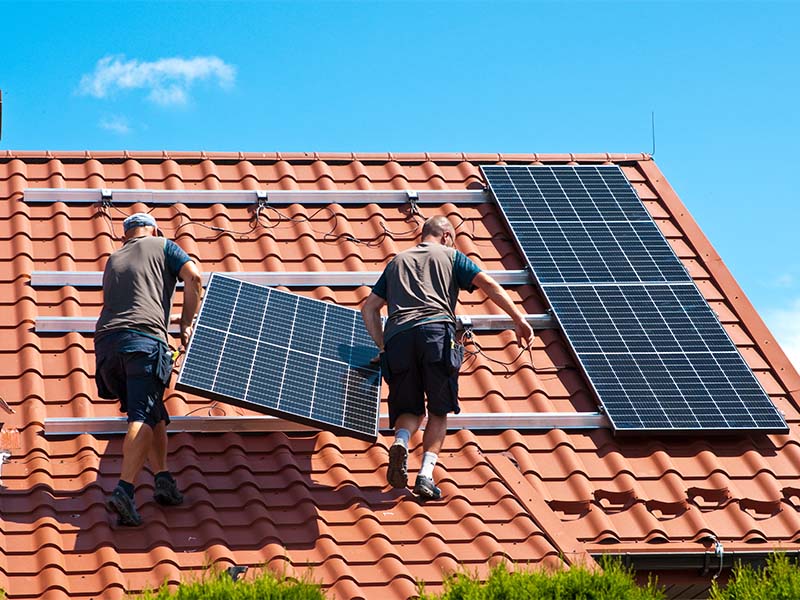 Monteure installieren Photovoltaikanlage auf Dach in Flensburg
